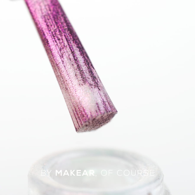 różowy pyłek w płynie