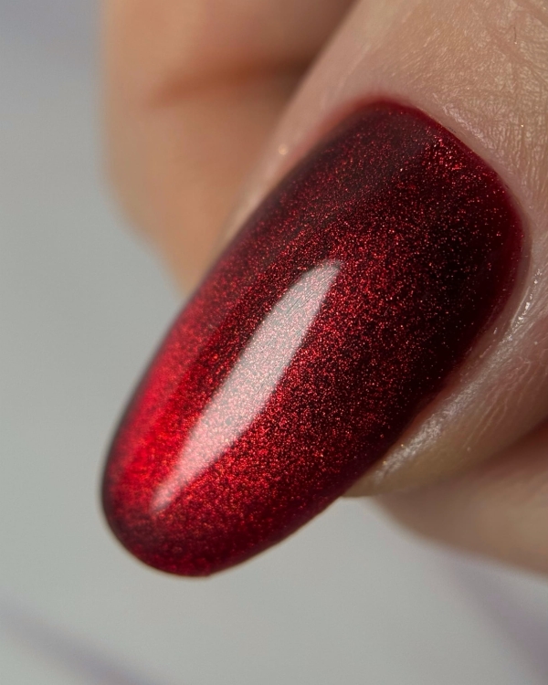 czerwony lakier cat eye