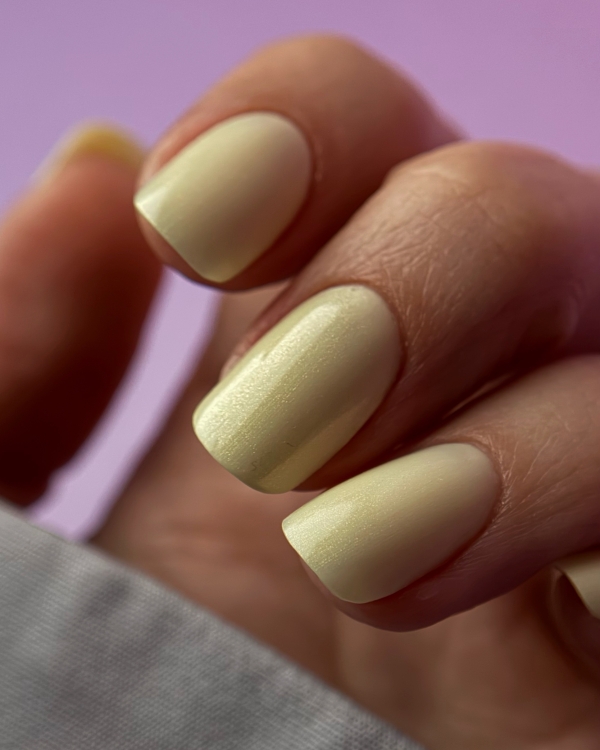 Masełkowy lakier hybrydowy