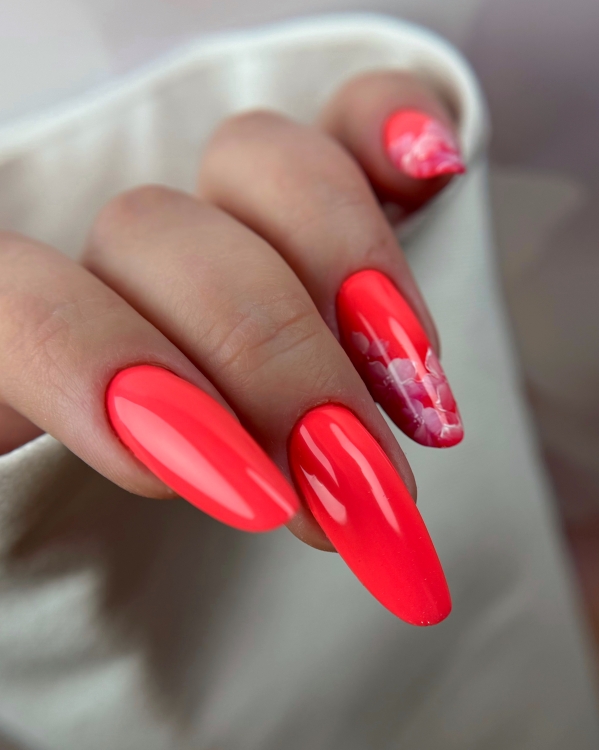 Neonowy pomarańczowy lakier hybrydowy na lato Elarto 924