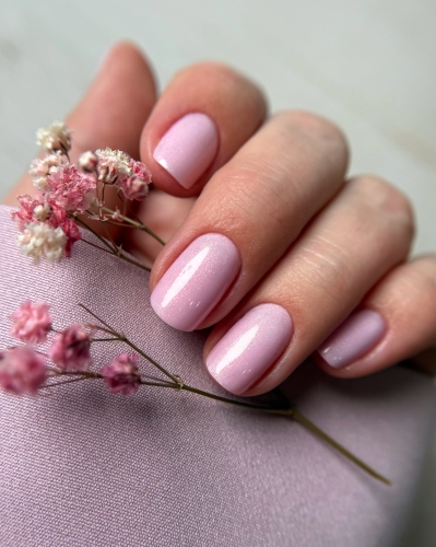 Pudrowy różowy lakier hybrydowy z perłową poświatą