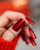 czerwony brokat saute nails