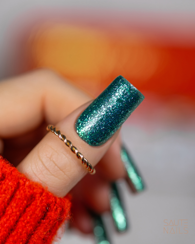 zielony brokat saute nails