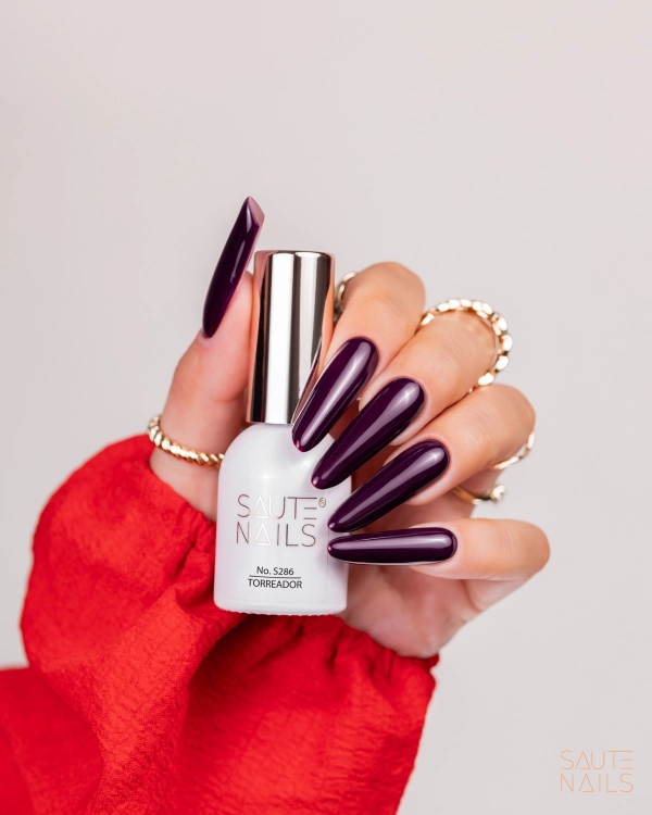 ciemny fiolet saute nails