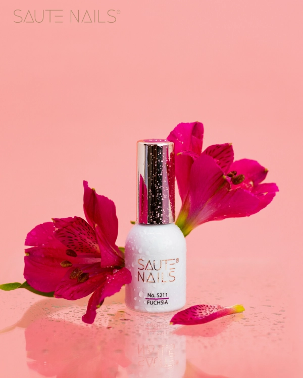 Lakier hybrydowy S211 Fuchsia Saute Nails – stylizacja