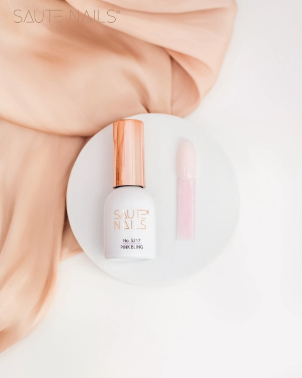 Lakier hybrydowy S217 Pink Bling Saute Nails – stylizacja