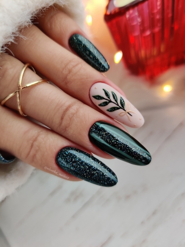 zielony brokat na święta saute nails