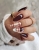 brązowy kolor saute nails