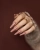 Oat Mocha Saute Nails – zbliżenie stylizacji