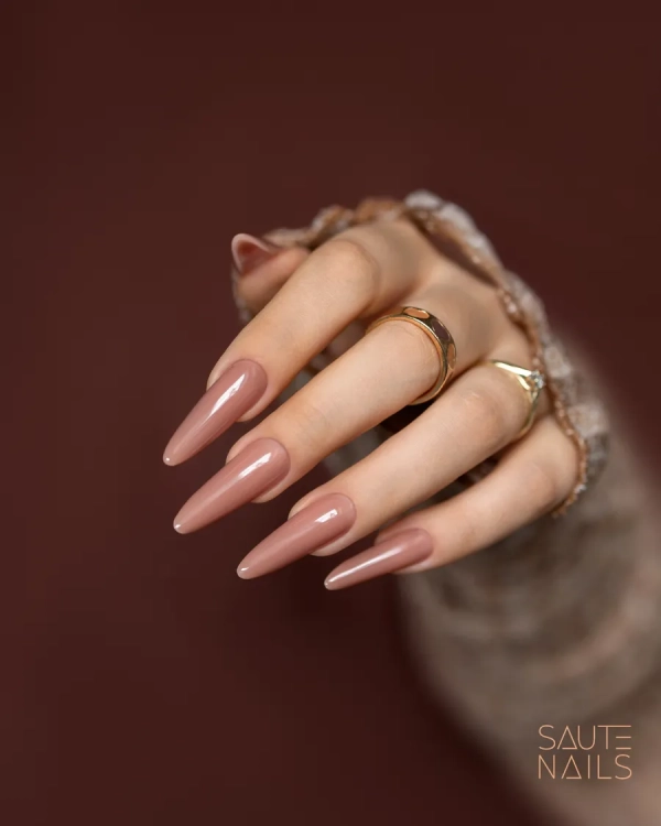 Oat Mocha Saute Nails – zbliżenie stylizacji