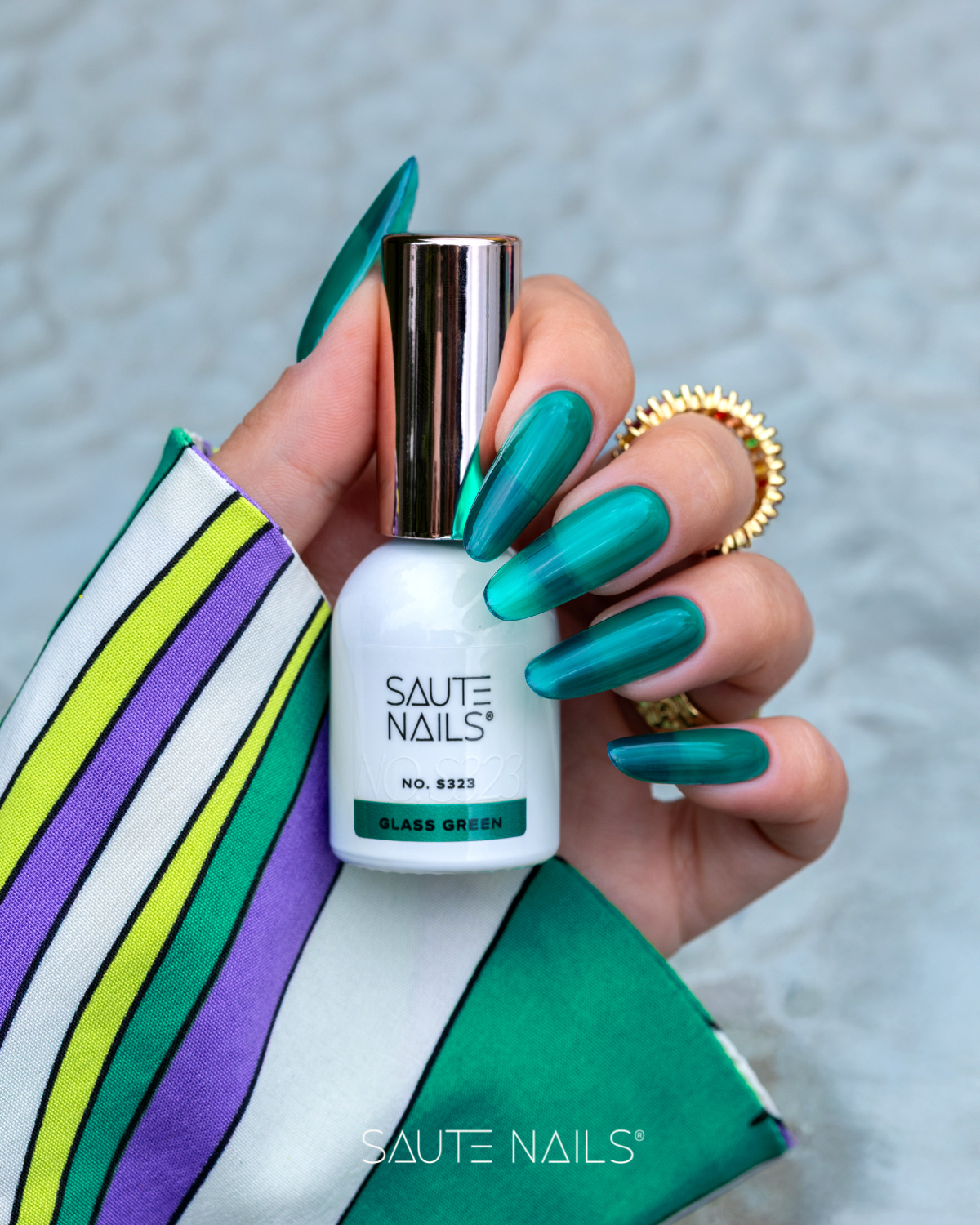 zielony glass saute nails