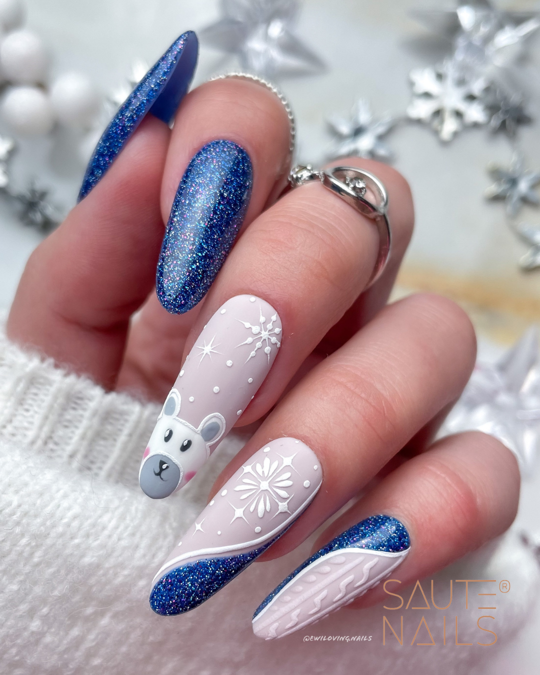niebieski brokat na święta saute nails